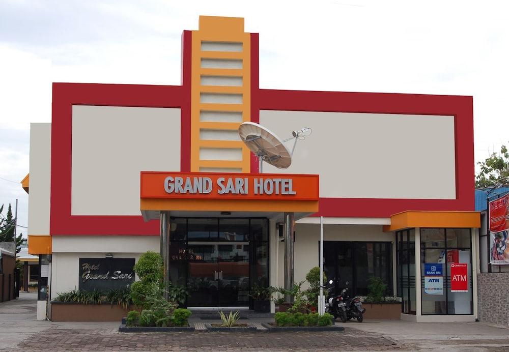 Grand Sari Hotel Padang  Exterior photo